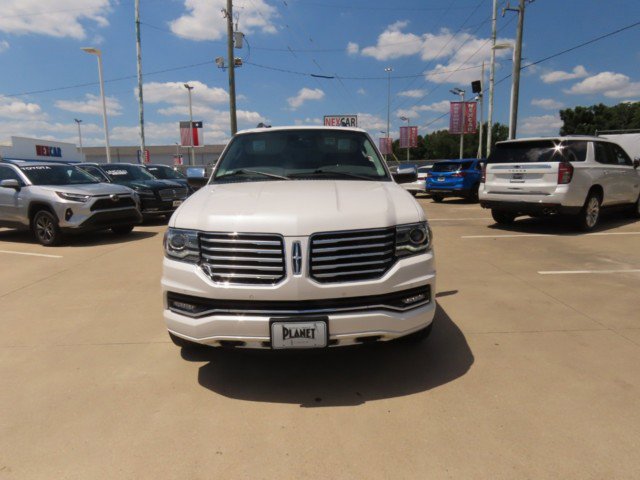 Used 2016 Lincoln Navigator Select RWD image 4