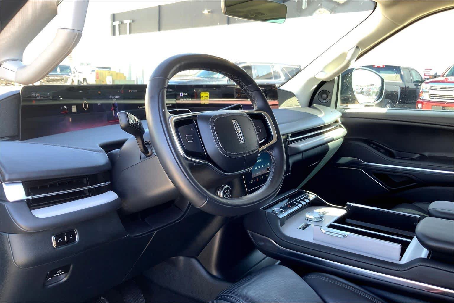 Used 2025 Lincoln Navigator Reserve AWD/4WD image 32