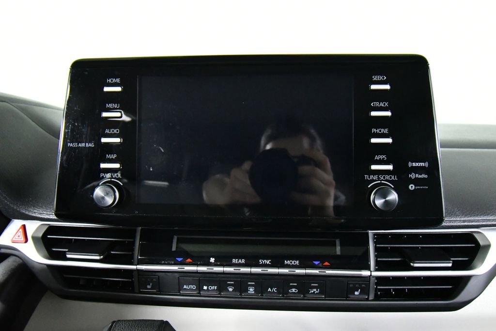 Used 2023 Toyota Sienna XLE image 4