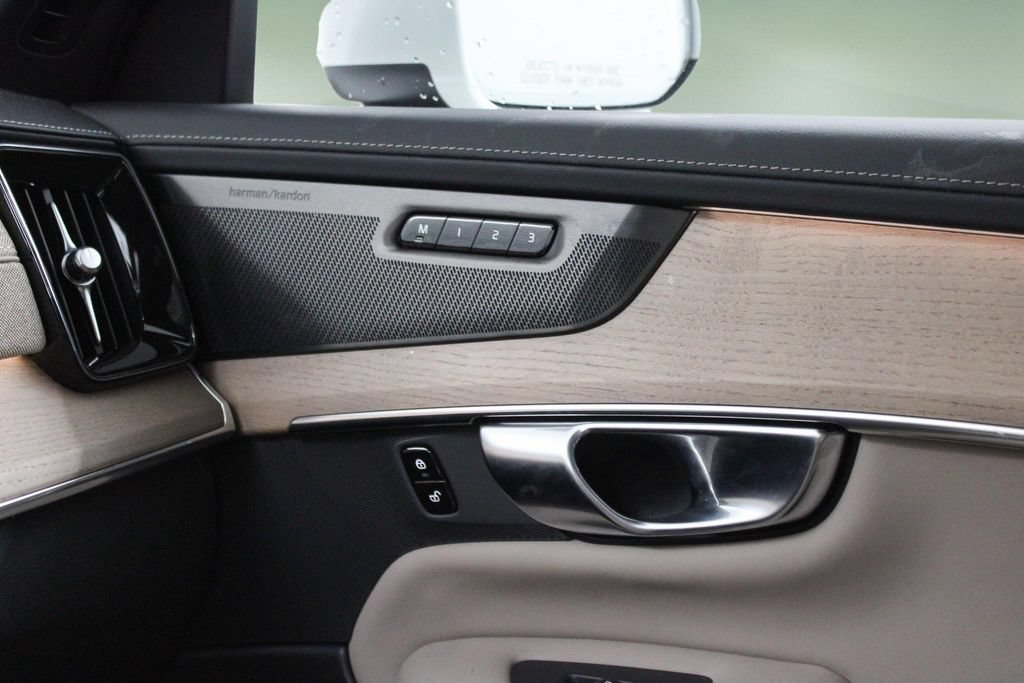 Certified 2025 Volvo XC90 B5 Ultra AWD/4WD image 40