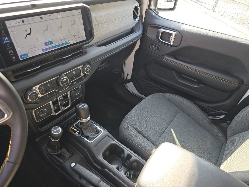 Used 2024 Jeep Wrangler Unlimited Sahara AWD/4WD image 26