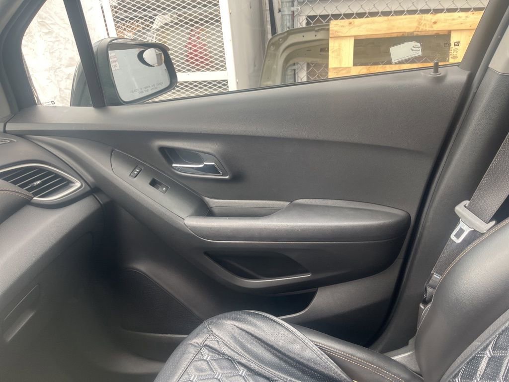 Used 2021 Chevrolet Trax LT w/ Midnight Edition image 4