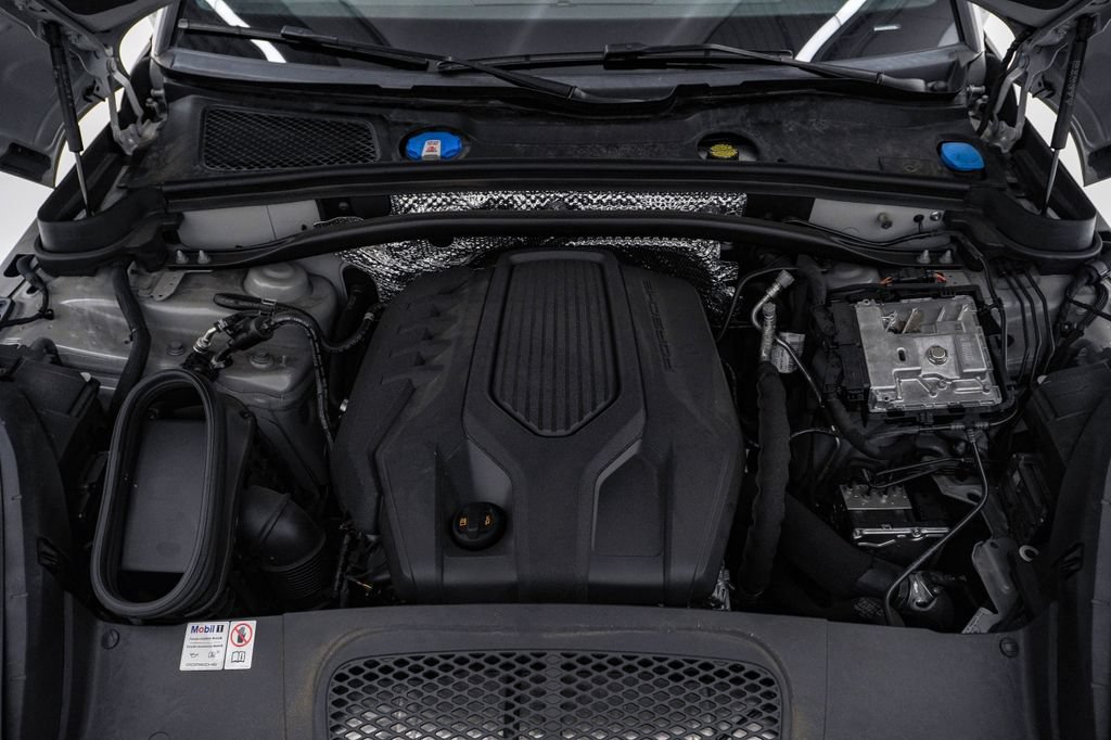 Certified 2024 Porsche Macan AWD/4WD image 29