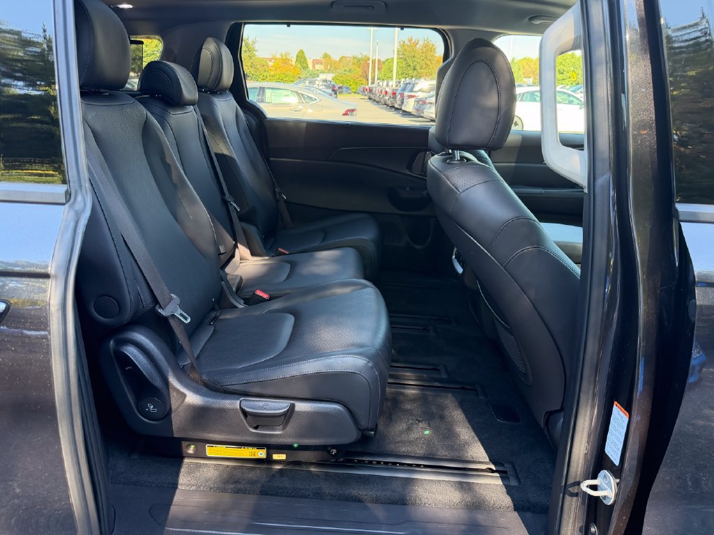 Used 2025 Kia Carnival SX w/ SX Dark Edition Package FWD image 14