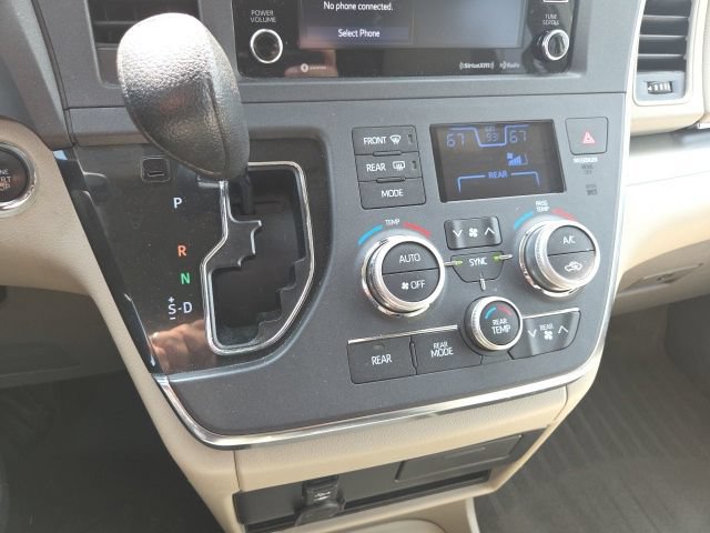 Used 2019 Toyota Sienna LE w/ LE Preferred Package FWD image 17
