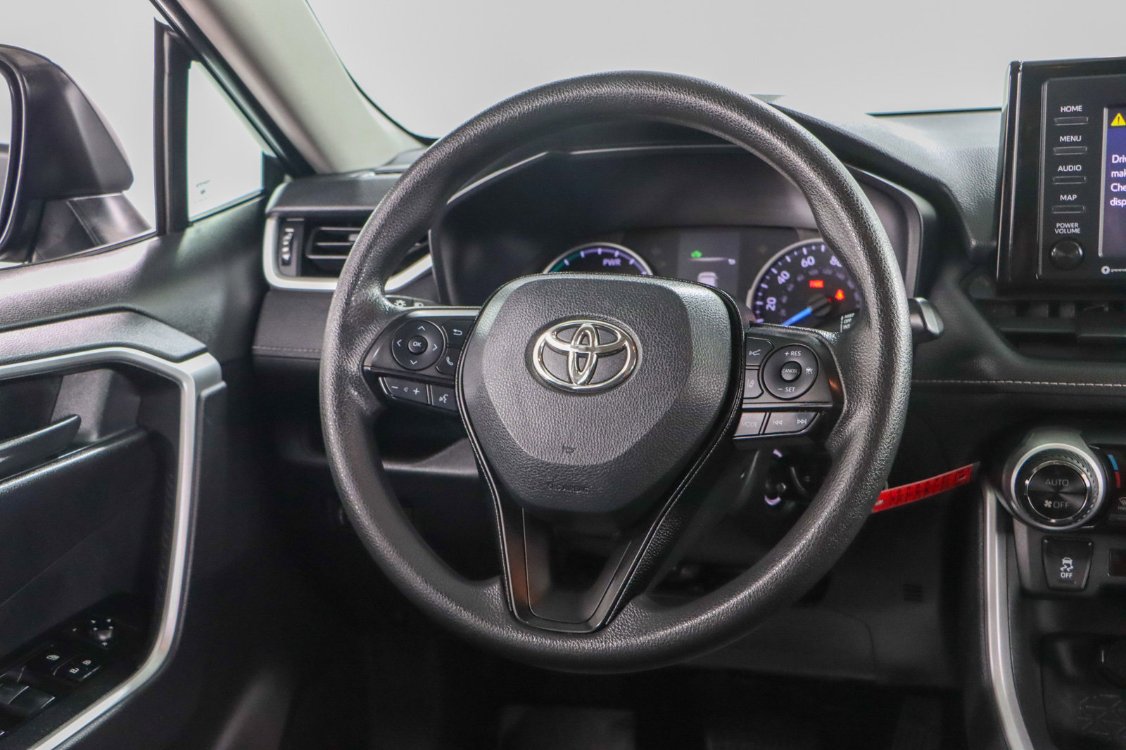 Used 2021 Toyota RAV4 LE image 12
