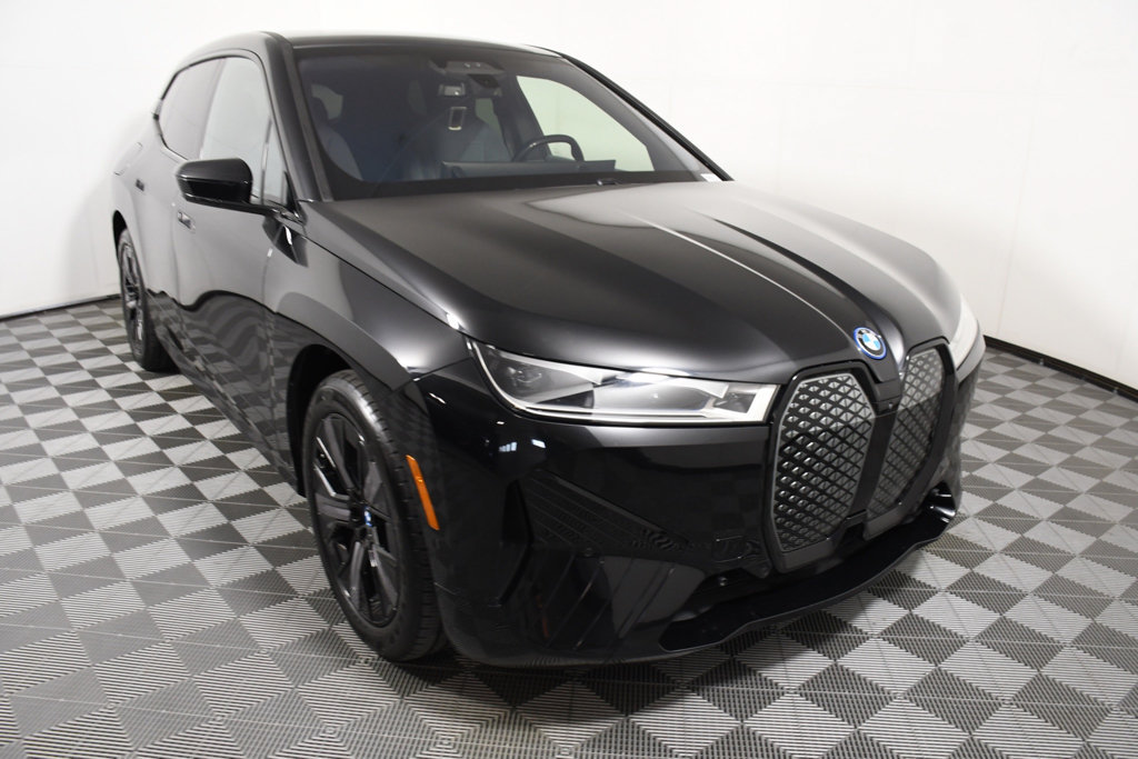 Used 2023 BMW iX xDrive50 w/ Sport Package AWD/4WD image 9