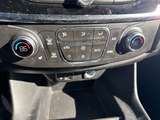 Used 2021 Chevrolet Traverse LT w/ LT Premium Package image 26