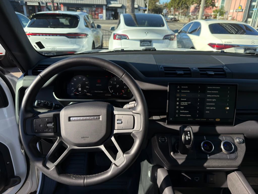 Used 2024 Land Rover Defender 130 X-Dynamic SE image 29