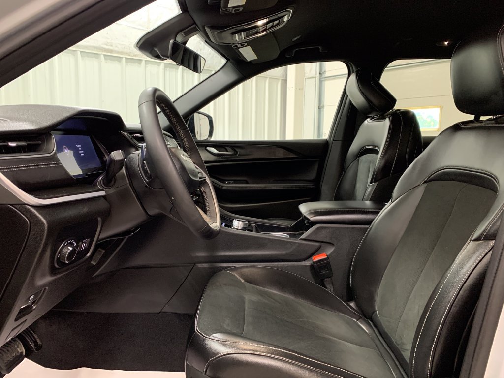 Used 2025 Jeep Grand Cherokee Altitude AWD/4WD image 4