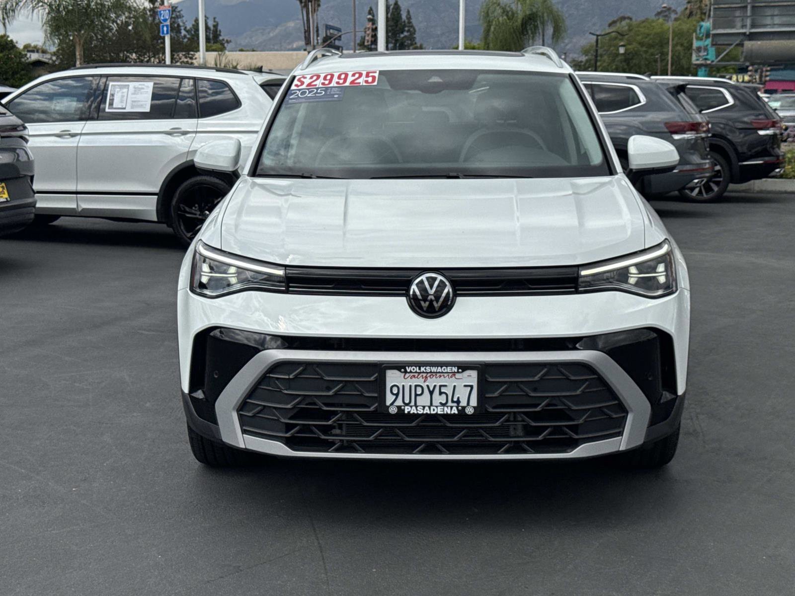 Used 2025 Volkswagen Taos SE w/ Panoramic Sunroof Package FWD image 2