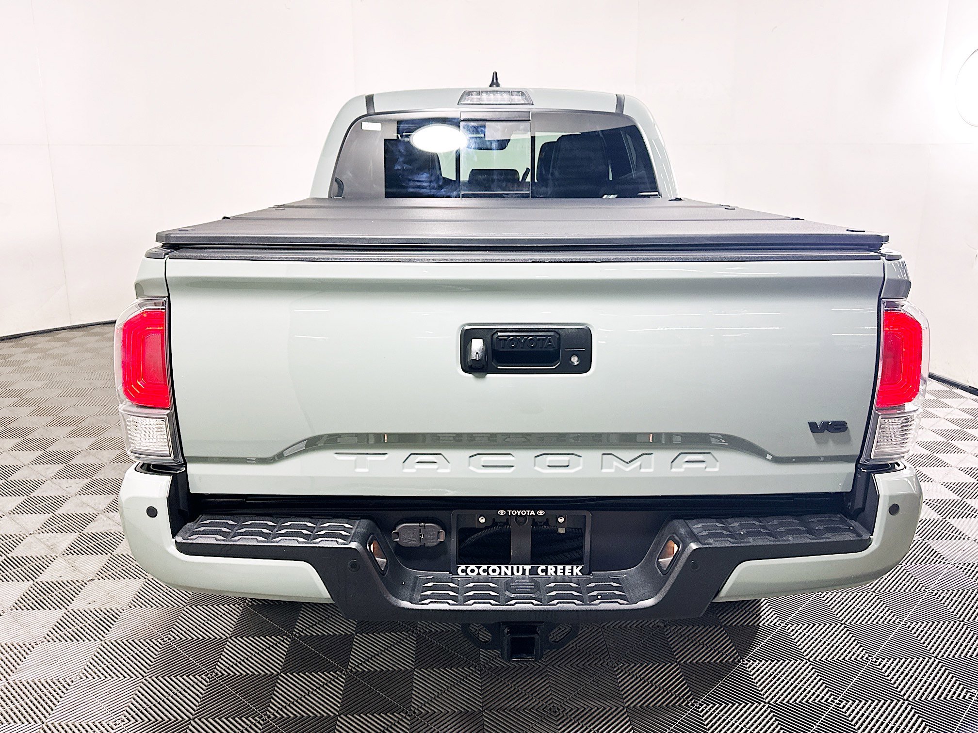 Used 2022 Toyota Tacoma TRD Sport w/ TRD Premium Sport Package AWD/4WD image 4