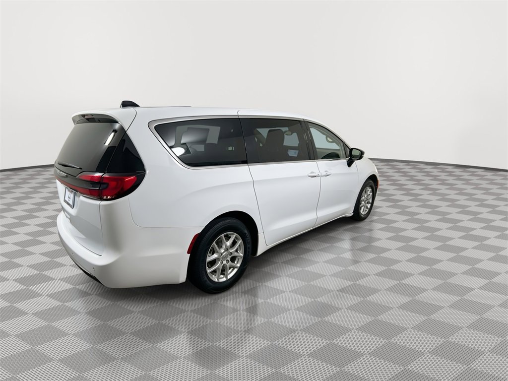 Used 2024 Chrysler Pacifica Touring-L image 8