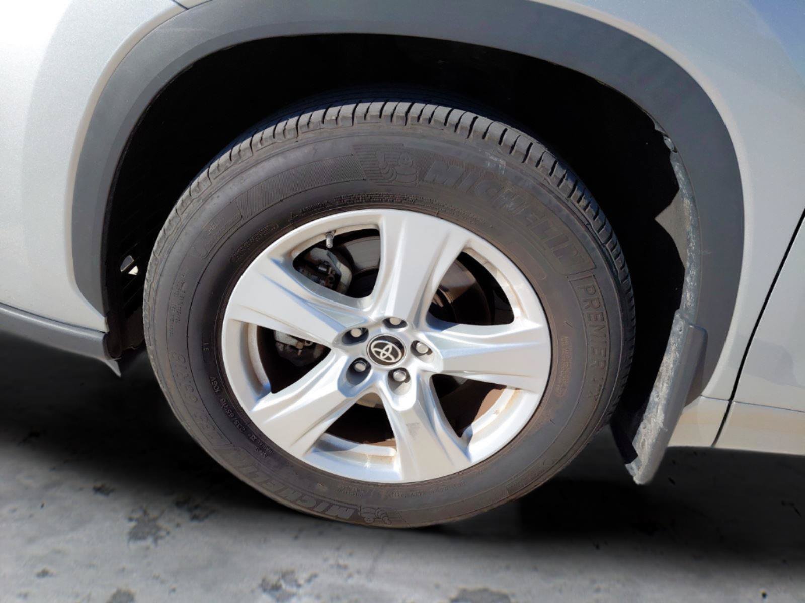 Used 2024 Toyota Highlander LE AWD/4WD image 15