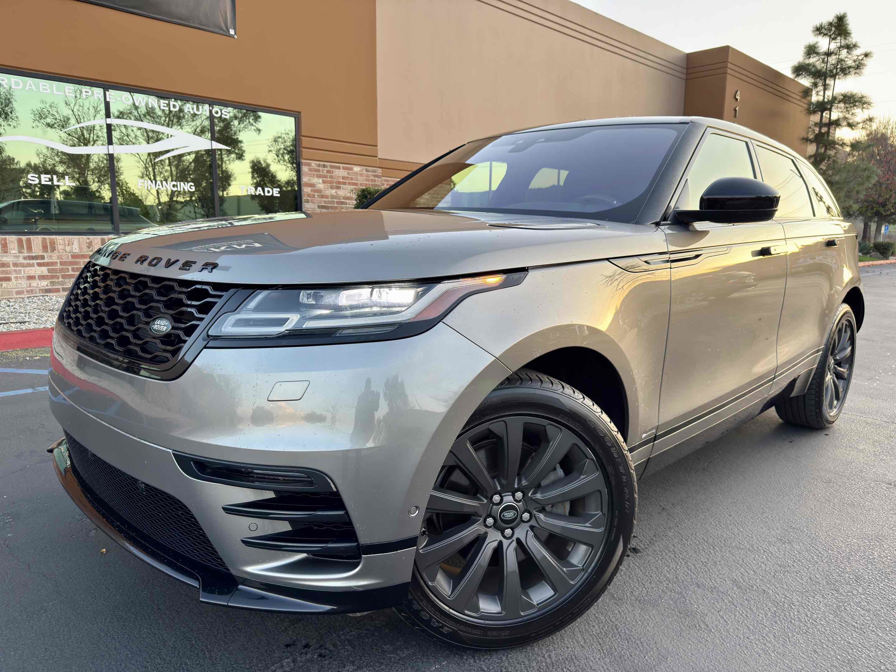 Used 2018 Land Rover Range Rover Velar R-Dynamic SE image 3