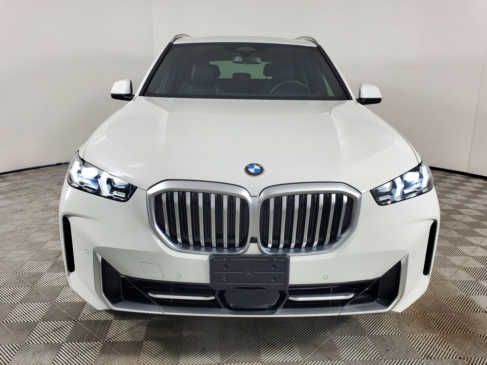 Used 2025 BMW X5 xDrive40i w/ Parking Assistance Package image 3