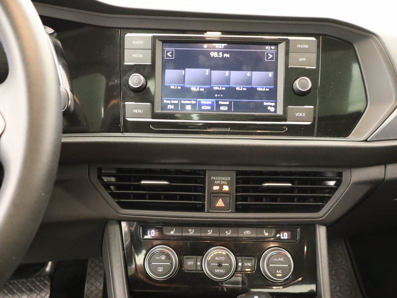 Used 2023 Volkswagen Jetta SE w/ Panoramic Sunroof Package FWD image 9