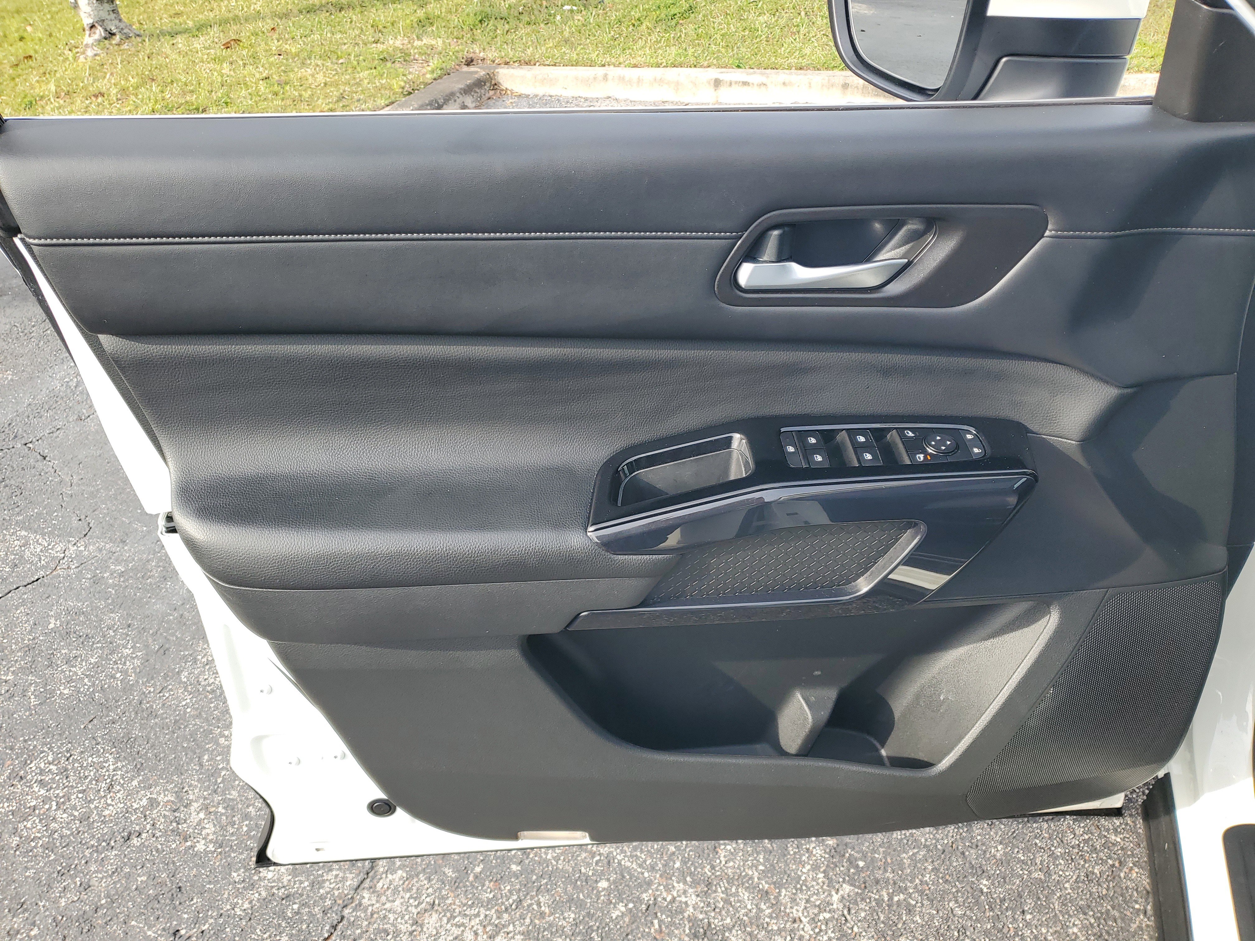 Certified 2022 Nissan Pathfinder SV w/ SV Premium Package image 10