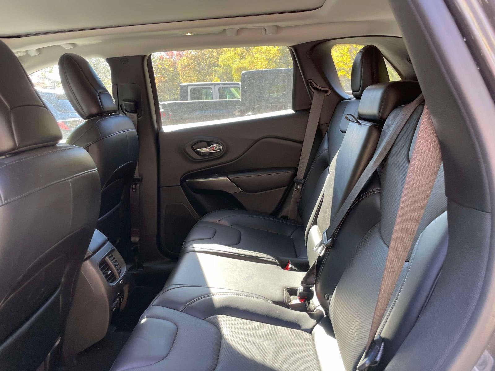 Used 2019 Jeep Cherokee Limited AWD/4WD image 9