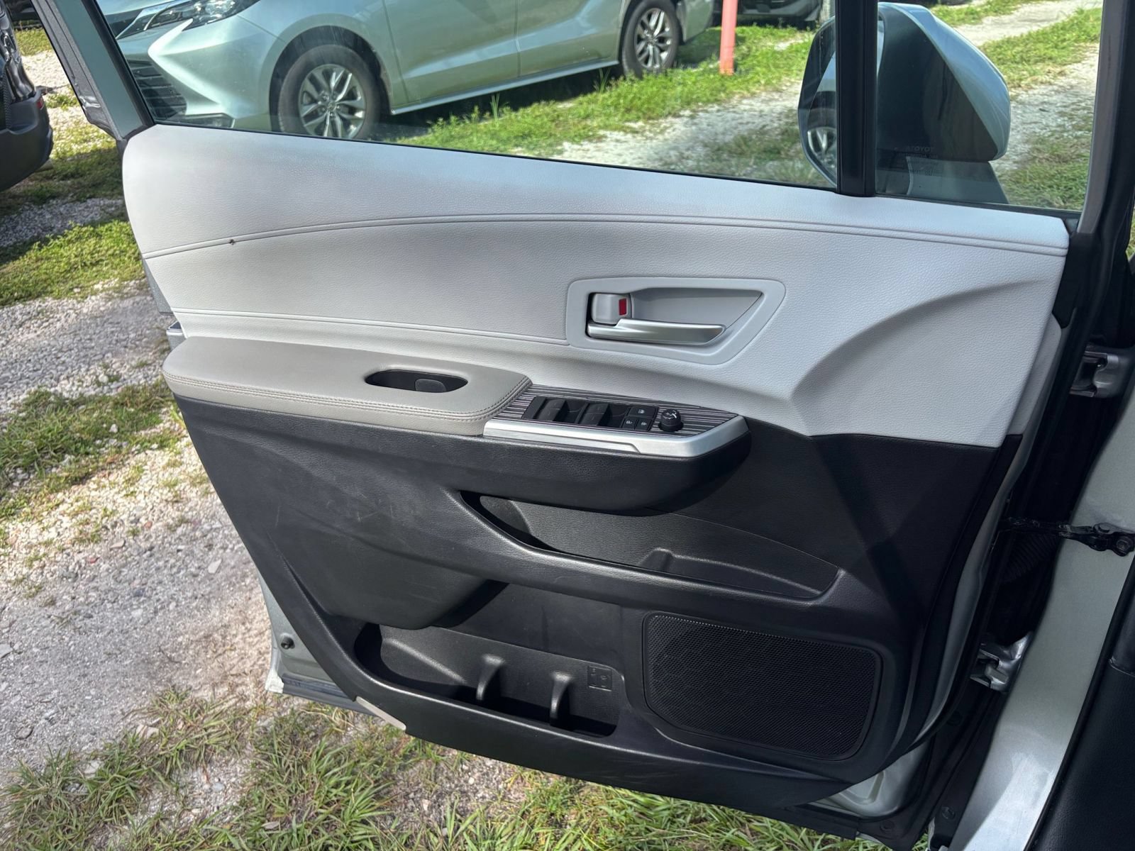 Used 2025 Toyota Sienna XLE FWD image 18