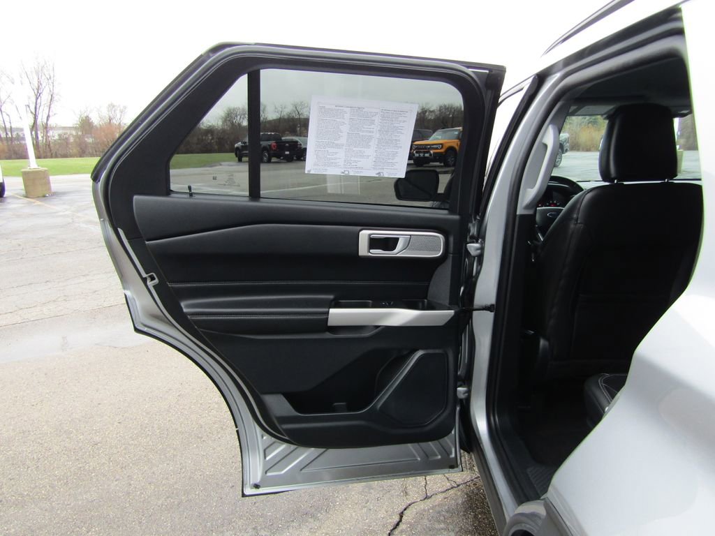 Used 2024 Ford Explorer XLT w/ Equipment Group 202A AWD/4WD image 39