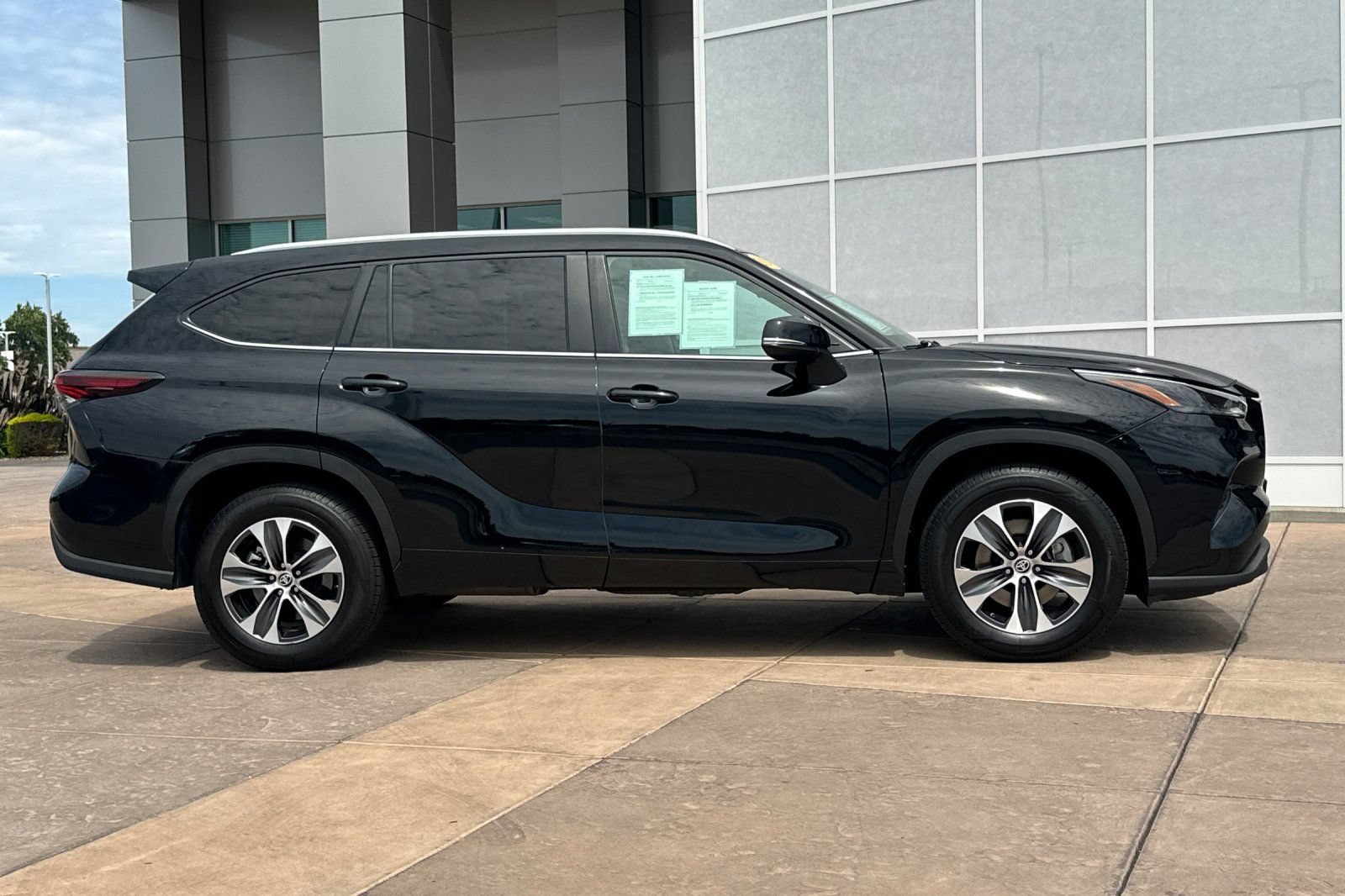 Certified 2024 Toyota Highlander XLE FWD image 3
