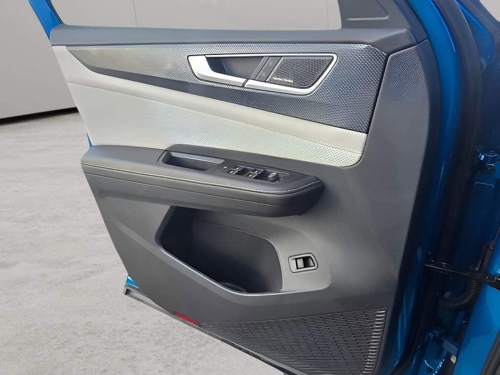 Used 2025 Volkswagen Atlas Cross Sport SEL Premium R-Line image 17