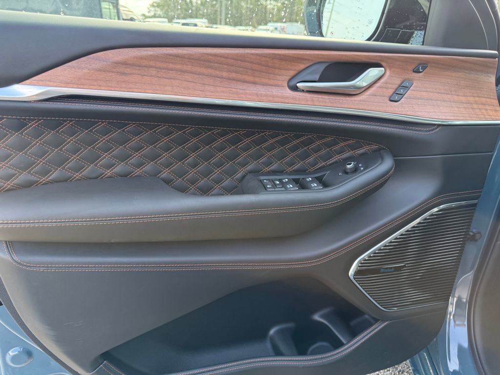 New 2026 Jeep Grand Cherokee L Summit w/ Obsidian Package image 10