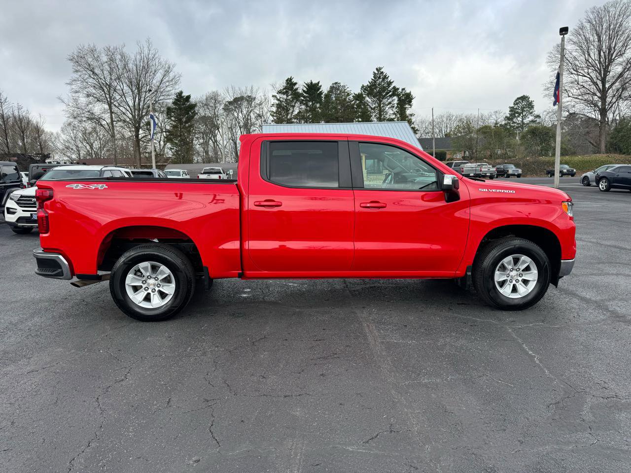 Used 2025 Chevrolet Silverado 1500 LT AWD/4WD image 5