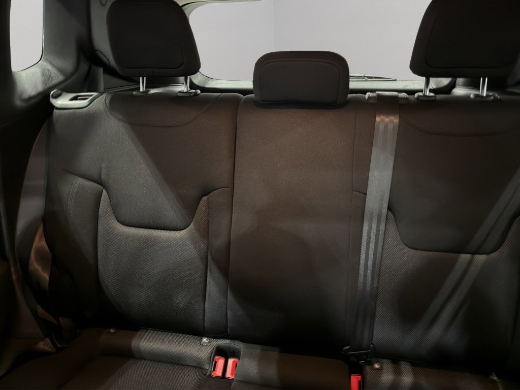 Used 2023 Jeep Renegade Latitude image 24