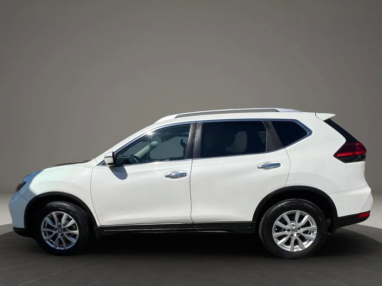 Used 2017 Nissan Rogue SV AWD/4WD image 8