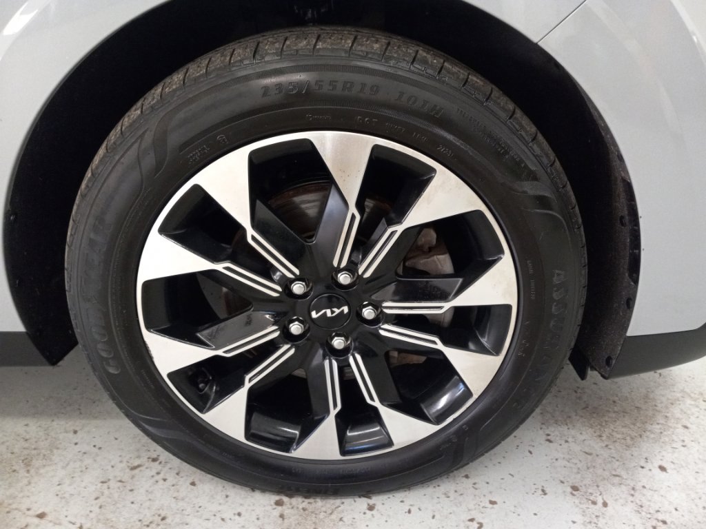 Used 2024 Kia Carnival EX image 4