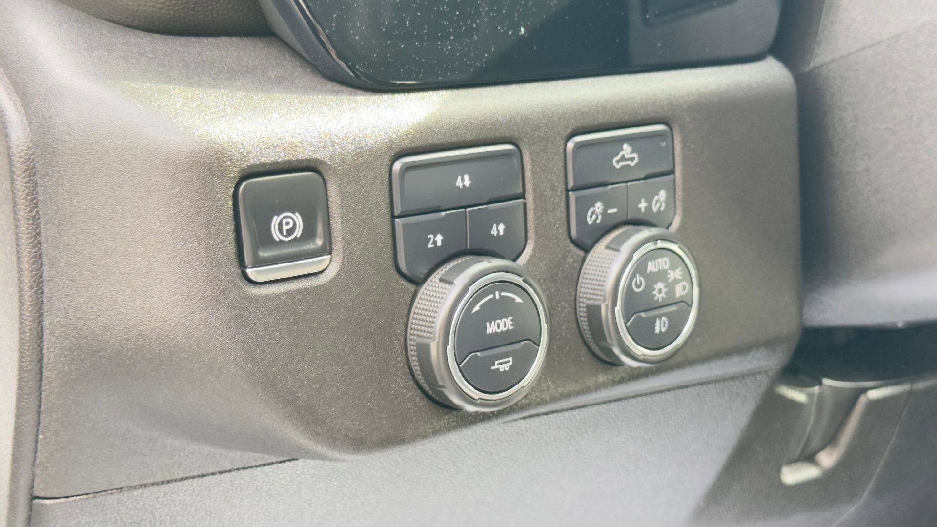 Used 2025 Chevrolet Silverado 2500 LT w/ Convenience Package image 16