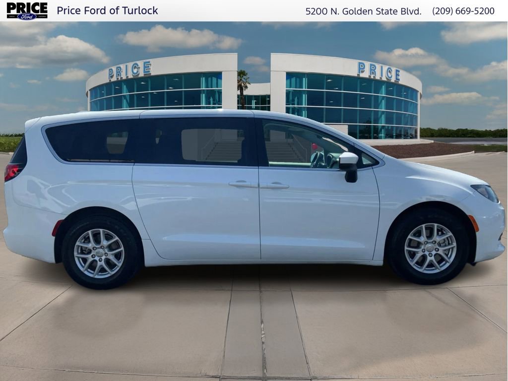 Used 2017 Chrysler Pacifica LX FWD image 4