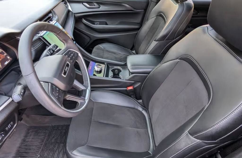 Used 2023 Jeep Grand Cherokee L Laredo image 5