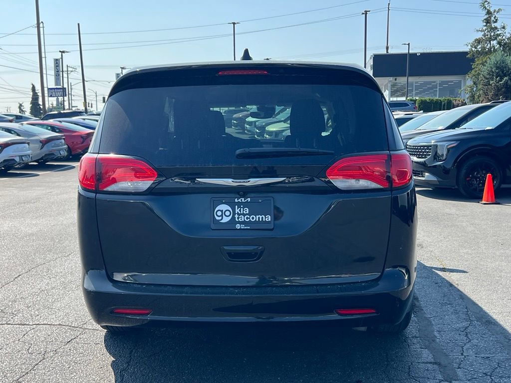 Used 2023 Chrysler Voyager LX FWD image 6
