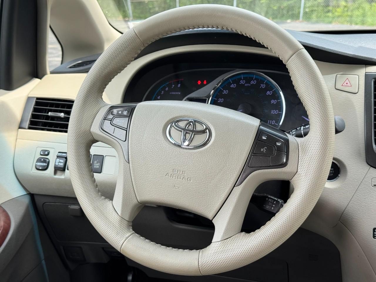Used 2014 Toyota Sienna XLE FWD image 16