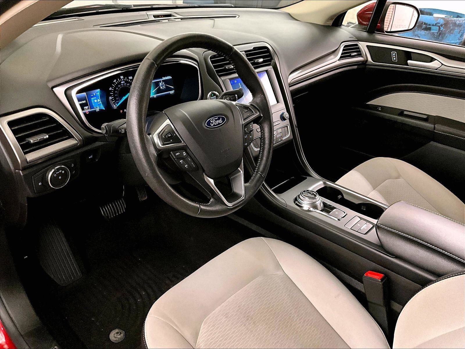 Used 2020 Ford Fusion SE w/ Equipment Group 151A FWD image 12