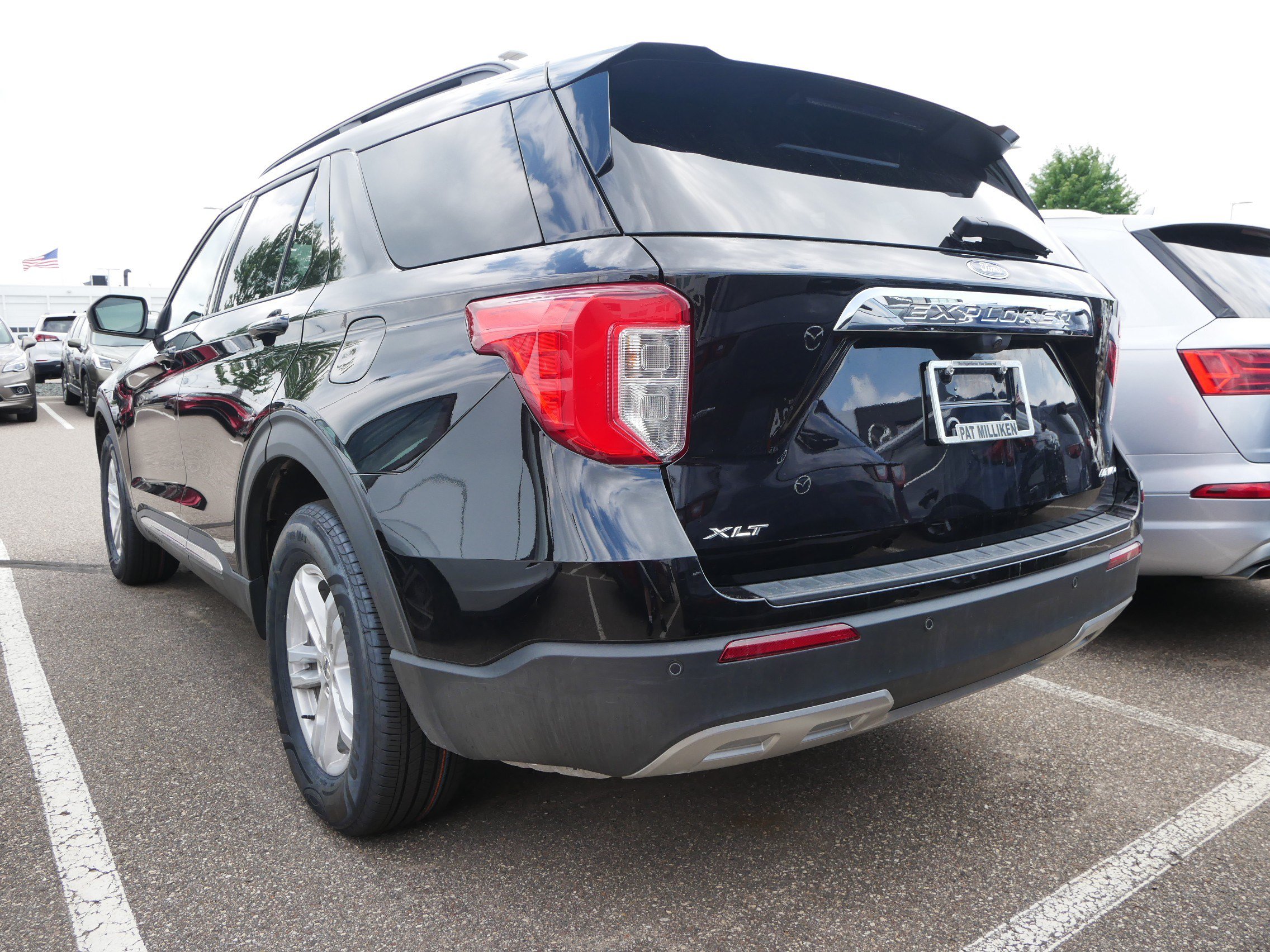 Used 2024 Ford Explorer XLT w/ Equipment Group 202A AWD/4WD image 4