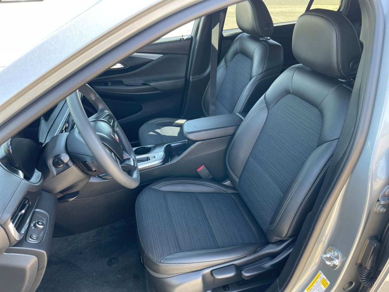 Used 2025 Buick Envista Preferred image 36