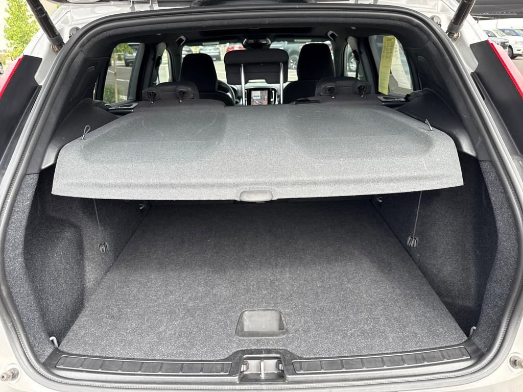 Used 2025 Volvo XC40 B5 Core image 33