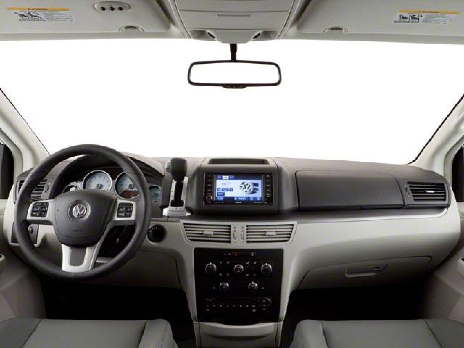 Used 2010 Volkswagen Routan SE FWD image 5