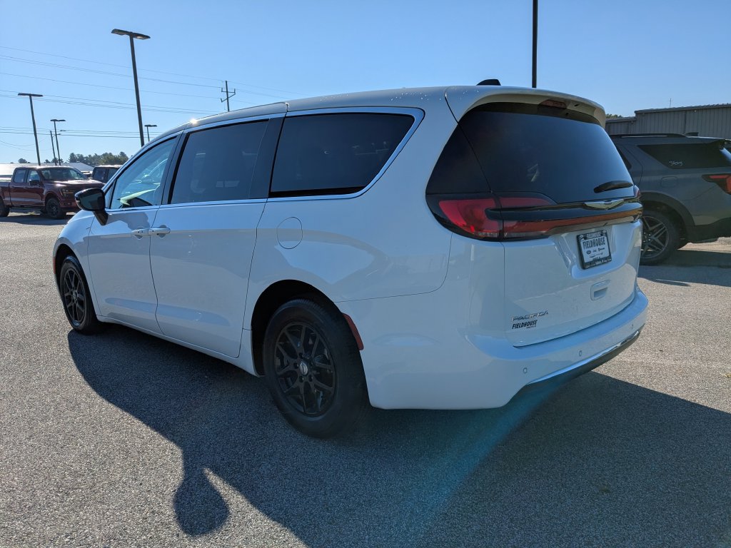Used 2024 Chrysler Pacifica Touring-L FWD image 7