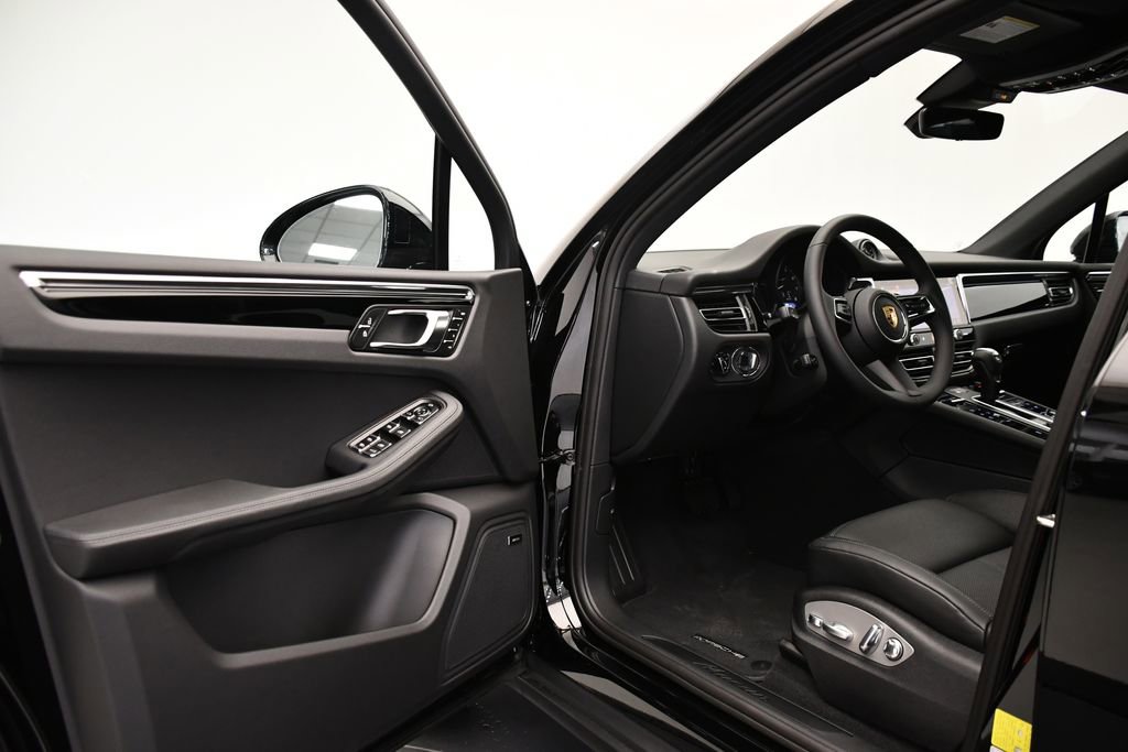 Certified 2025 Porsche Macan Turbo AWD/4WD image 38