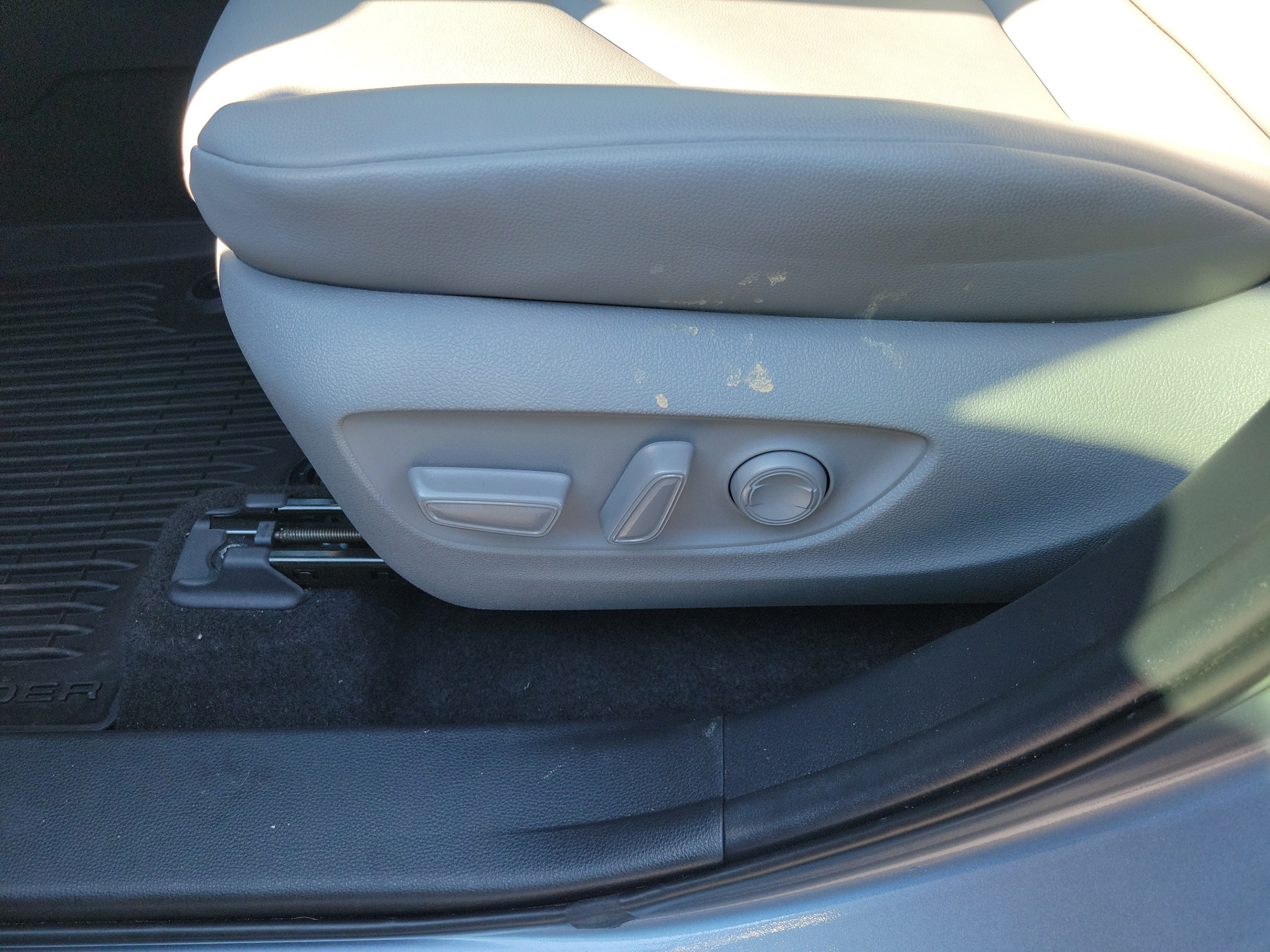 Used 2024 Toyota Highlander XLE FWD image 10