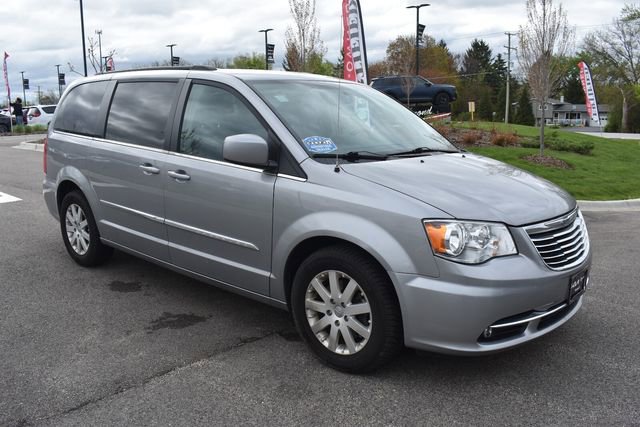 Used 2016 Chrysler Town & Country Touring FWD image 10
