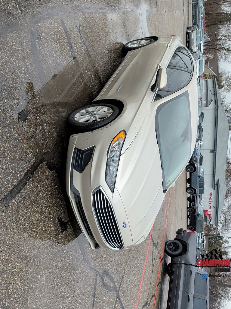 Used 2019 Ford Fusion SE image 2