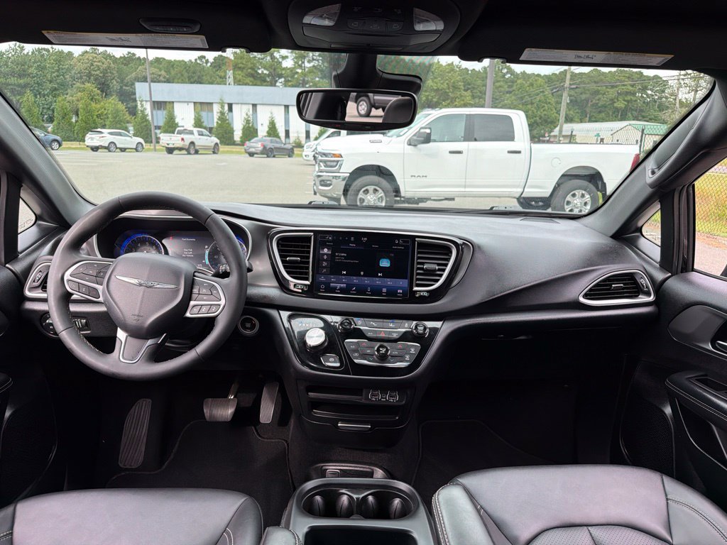 Used 2025 Chrysler Pacifica Select FWD image 8