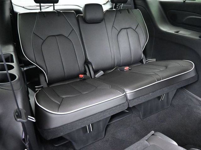 New 2025 Chrysler Pacifica Limited FWD image 16
