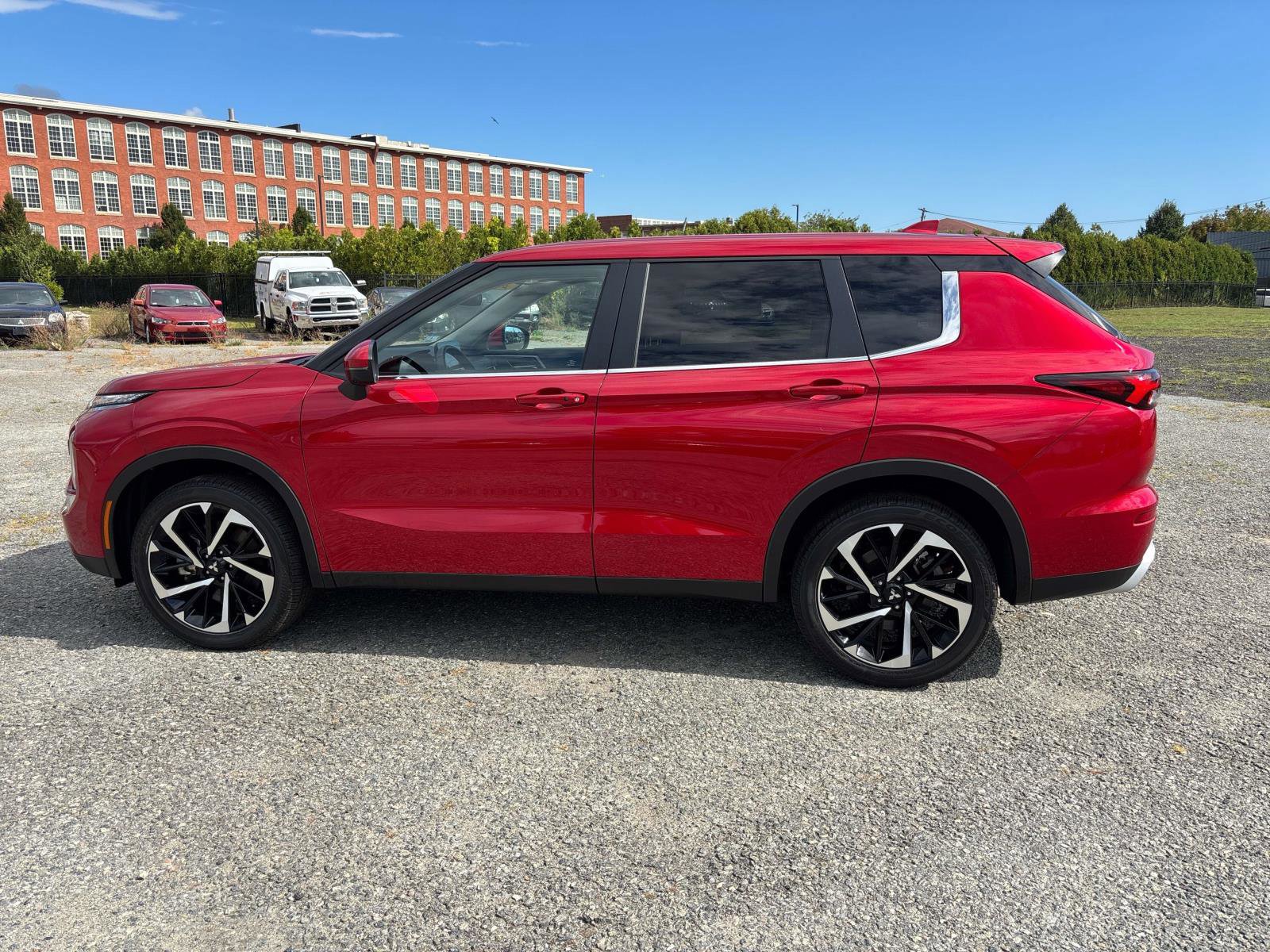 Used 2024 Mitsubishi Outlander SE image 2